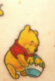 小熊维尼熊和蜜蜂卡通纹身图案