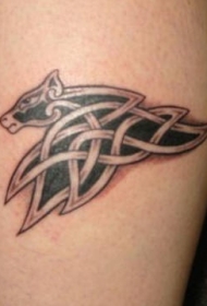 腿部黑色部落式马图腾纹身图案