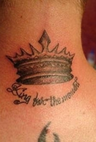 男子背部黑灰和英文字母纹身图案