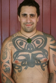 胸部黑色波利尼西亚图腾纹身图片