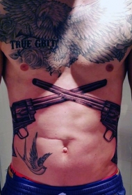 腹部old school枪支与燕子纹身图案