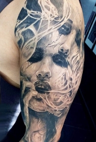 令人惊叹的大臂黑色女人脸与烟雾纹身图案