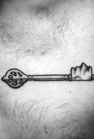 胸部黑色点刺钥匙纹身图案