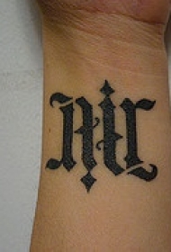 手腕黑色字母花体纹身图案