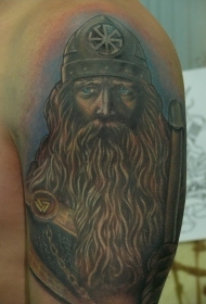 肩部安静的蓝眼睛海盗纹身图案