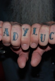 手指蓝色风格字母纹身图案