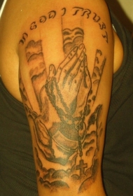 手臂祈祷之手和云朵纹身图案