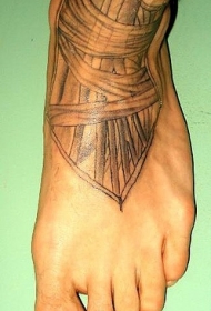 脚背黑色盾牌纹身图案