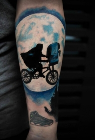 手臂全新风格的彩色男子与自行车纹身