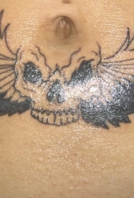 腹部黑色骷髅翅膀纹身图案
