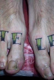 脚部彩色英文字母纹身图片