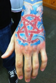 手背彩色插画风格红色恶魔星纹身