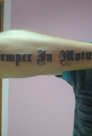 胳膊粗体黑色拉丁文字母纹身图案