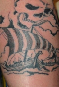 腿部黑白海盗船在天空纹身图案