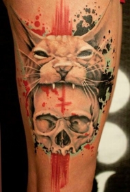 手臂令人毛骨悚然的血腥猫头与骷髅纹身图案
