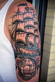 老式风格的彩色帆船与地球仪纹身