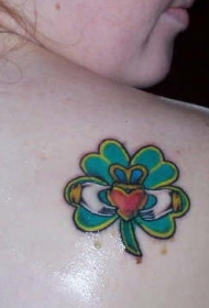 肩部彩色克拉达友谊爱尔兰戒指纹身