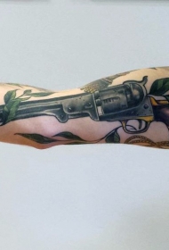 手臂逼真的老式左轮手枪和鲜花纹身