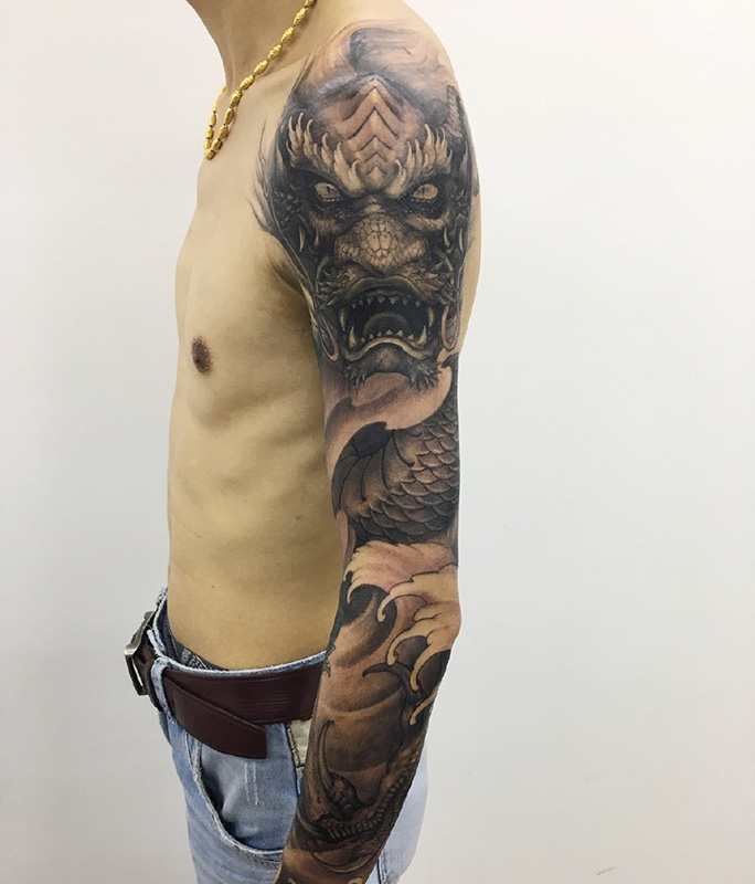 个性黑灰盘龙咆哮花臂纹身图案