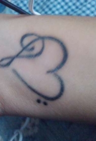 手腕黑色音符心形纹身图案