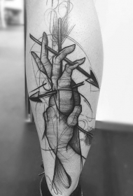小腿神秘的黑色手与箭头纹身图案