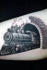 大臂卡通黑白火车和隧道纹身图案