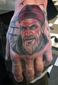 手背彩色水手肖像纹身图案