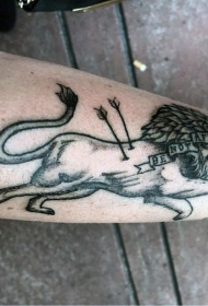 黑色箭和字母狮子手臂纹身图案