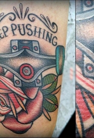 old school彩色滑冰轮子和字母花朵手臂纹身图案