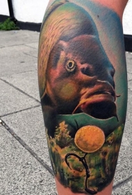 腿部彩色华丽逼真的大鱼纹身图案