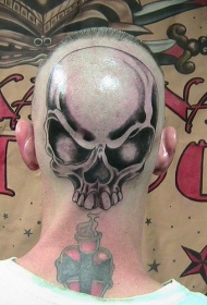 男性头部大眼睛嗅怪物纹身图案