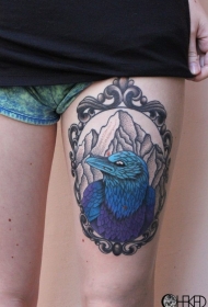 女生大腿有趣的彩色鸟点刺纹身图案