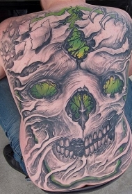 背部彩色的神秘骷髅与植物纹身图案