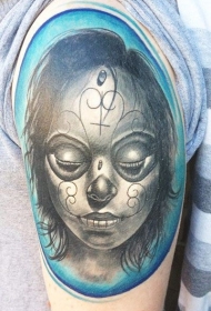 大臂蓝色背景与黑灰死亡女郎纹身图案