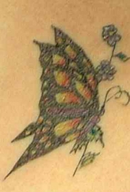 蝴蝶个小花纹身图案