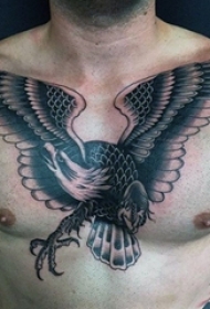 男生都喜欢的黑色素描点刺技巧霸气老鹰纹身图案