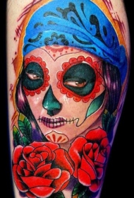 蓝色头巾的死亡女郎和红玫瑰纹身图案
