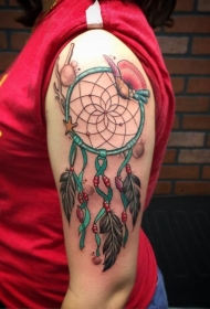 大臂美丽的彩色捕梦网纹身图案