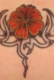 腰部漂亮的红色花朵纹身图案