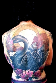 背部大型精彩的彩绘天鹅阳光和花朵纹身图案