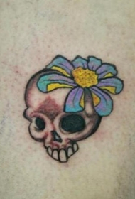 腿部彩色头戴花的骷髅纹身图案