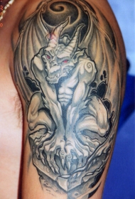 肩部灰色的石头怪兽红眼睛纹身