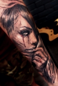 小臂彩色可怕女人肖像与十字架纹身图案