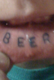 嘴唇简约个性字母纹身图案