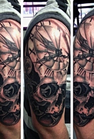 手臂逼真黑灰骷髅与旧时钟纹身图案