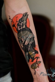 手臂新学校风格的彩色乌鸦纹身图案