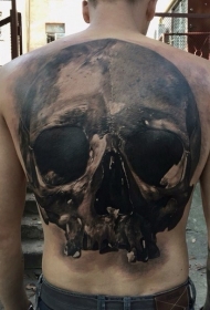 满背大型写实风格的黑白骷髅纹身图案