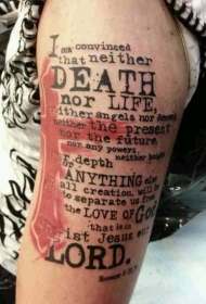 大臂简单的红色十字架与黑色字母纹身图案