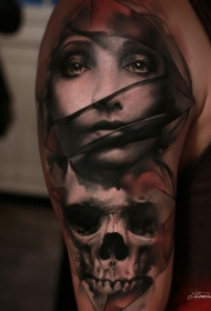 肩部有趣的彩色神秘女人与头骨纹身图案