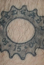 肩部圆形儿童姓名和生日纹身